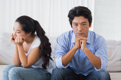 一对在沙发上吵架后不说话的情侣