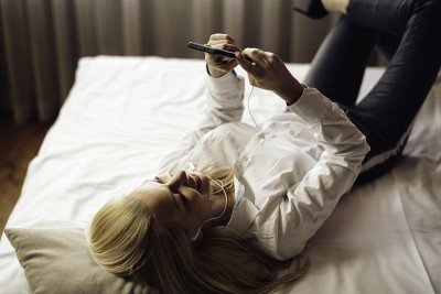 美丽的女商人在酒店房间里打电话。