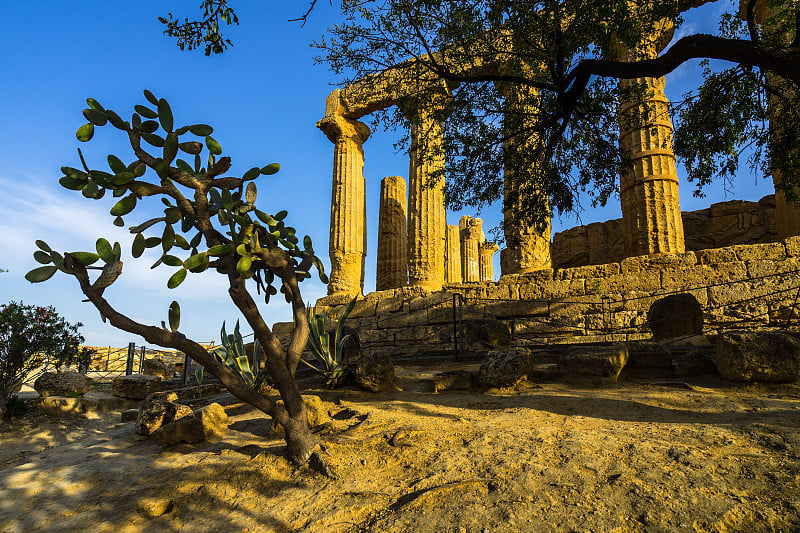 位于意大利西西里岛阿格里琴托(Agrigento)的神庙谷(Valle dei Templi)，朱诺