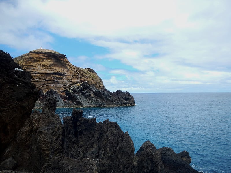 马德拉岛北部海岸，靠近波尔图莫尼兹