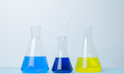 试剂烧杯。烧瓶与试剂。生物实验室。这个概念就是化学。实验室设备，复印室