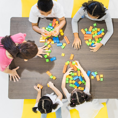 孩子们在玩五颜六色的玩具。