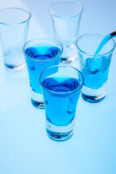 小酒杯中的酒精