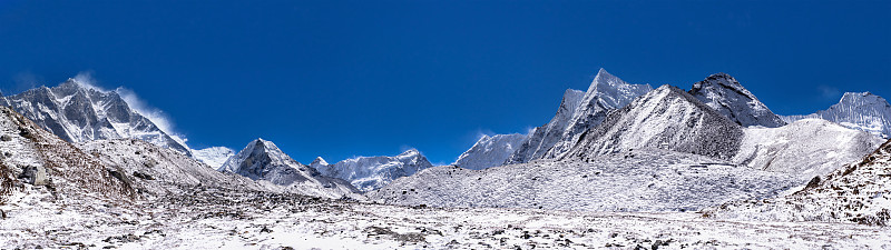 前往港岛山顶。从Chukhung村可以看到，这是在喜马拉雅山以南的尼泊尔Khumbu地区为徒步旅行者