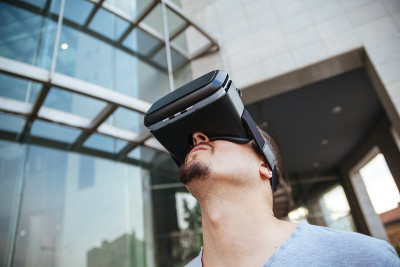 年轻人使用VR