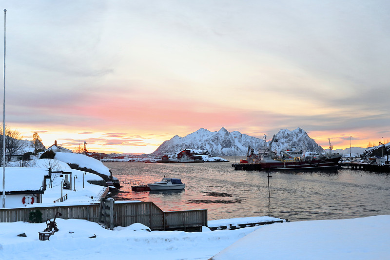 SE。在斯沃瓦尔渔港- litlmolla岛的背景向日出。Lofoten-Nordland-Norw