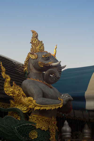 在佛寺那Doi康的象四面宛雕像