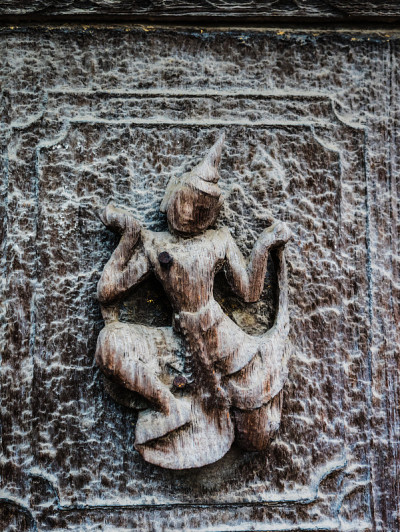 在Shwenandaw Kyaung，古老的木雕寺庙，金宫寺墙上渴望木雕塑，曼德勒，缅甸