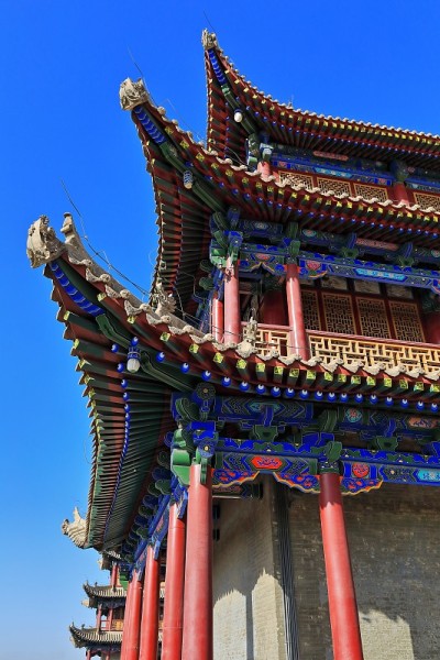 赤纹和赤首华丽的上翻屋檐-斜山式屋顶-甘肃嘉峪关要塞-中国-0790