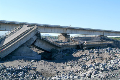 留尼汪岛公路被毁