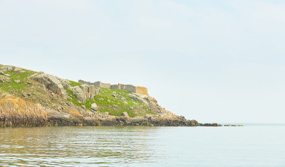 蓝天和阳光明媚的一天，Fort, Martello塔，Saint Begnet教堂在Dalkey岛，