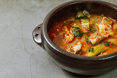 韩国大白菜排骨汤:白菜叶在牛肉排骨汤中慢慢炖，用大酱(大酱)调味。青菜是指卷心菜或其他带叶蔬菜的绿色