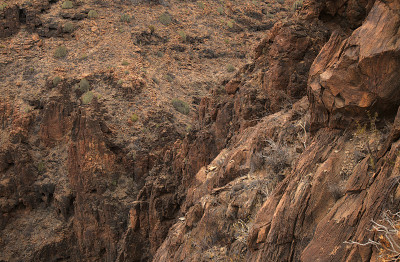 大加那利岛，岛上南部的Barranco del Toro的徒步旅行路线上的风景，充满了洞穴和岩洞，靠