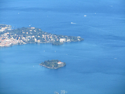 蓝色天空下的马焦雷湖全景