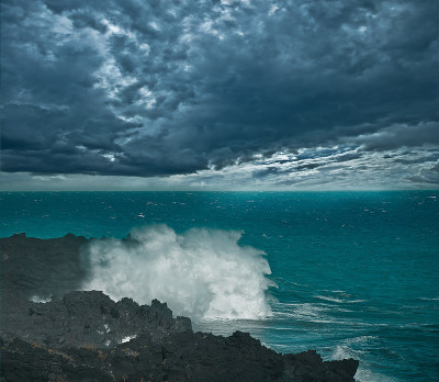 海面上暴风雨密布的天空。