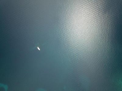 原始的蓝色海洋，帕劳的岩石岛屿