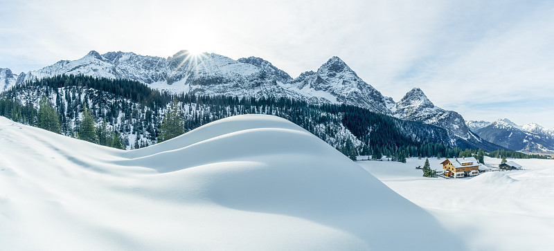 奥地利阿尔卑斯山的冬季景观。雪堆和雪山的背景。