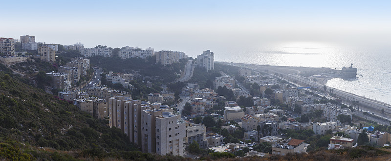日落时的海法全景
