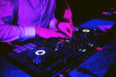 DJ用手在音乐控制器上混合电子音乐