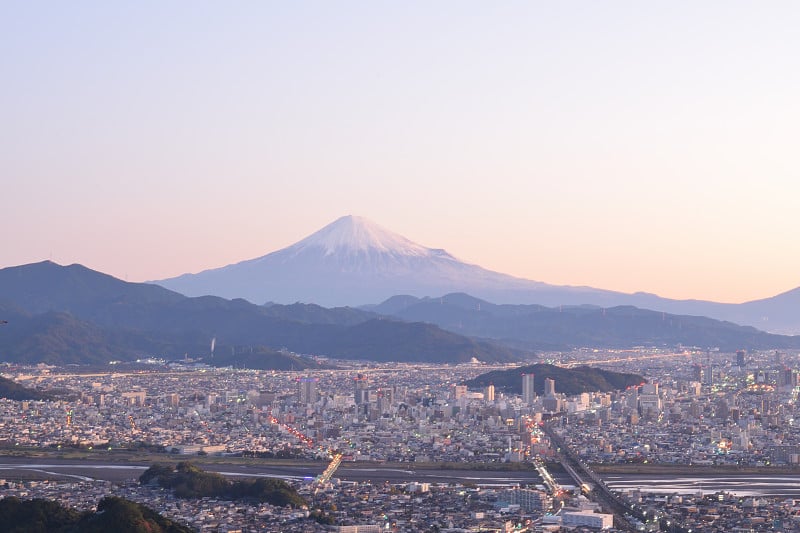 那是晨光照耀在韩国落基山顶的富士山