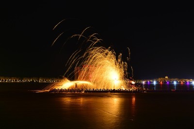 钢水在高温中熔化溅出火花