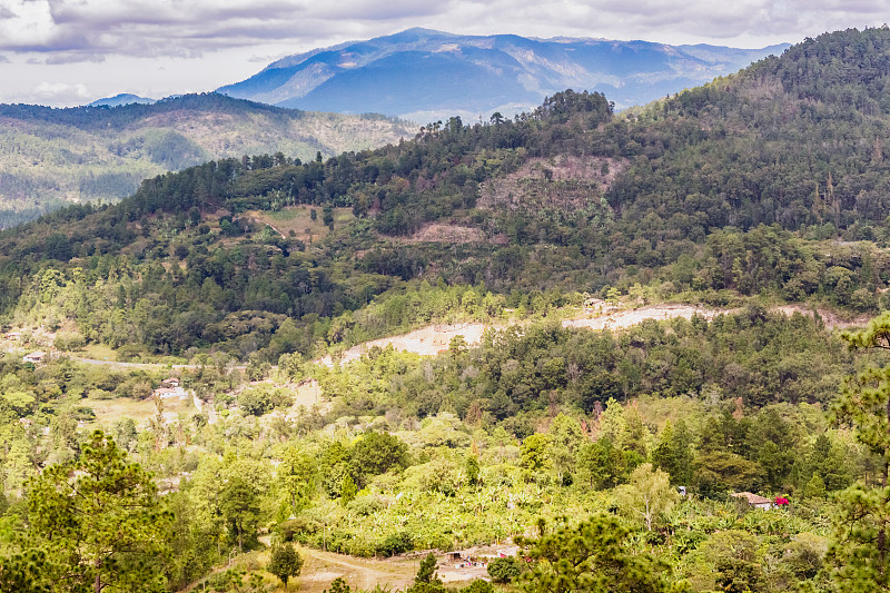 洪都拉斯亚马兰圭拉附近的山脉景观和道路。