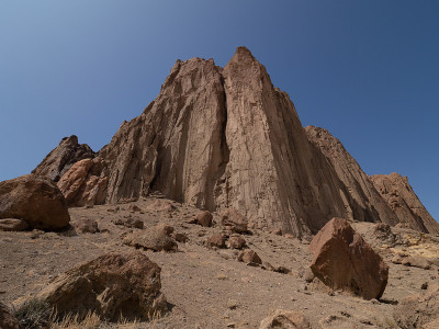 Shiprock山的特写，大卵石散落在前景中
