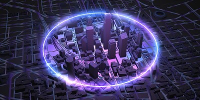 霓虹灯在黑暗的城市上空