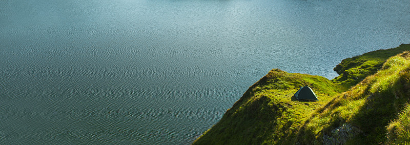 帐篷在湖边。山