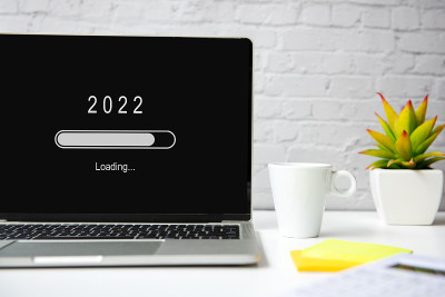 装载年2022，为开始新的事业和新的生活。等待新的一年。为文本复制空间。砖白色背景