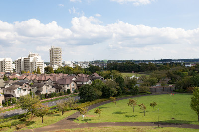 从日本千叶县英宰市牧野原公园的坟堆上看英宰市的城市景观