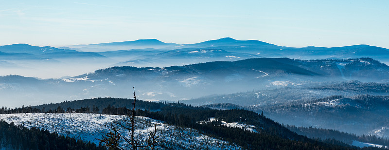 Moravskoslezske Beskydy山脉来自波兰巴拉尼亚戈拉山冬季的Beskid Slas