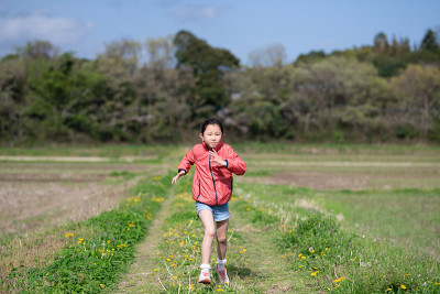 一个孩子在春天的稻田里奔跑