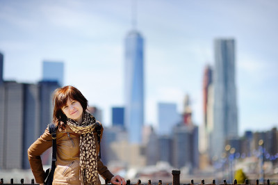 女游客在美国纽约欣赏曼哈顿摩天大楼的全景