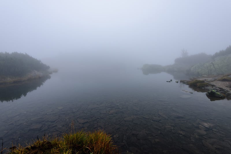 在斯洛伐克塔特拉潮湿山区的薄雾晨景。山湖全景