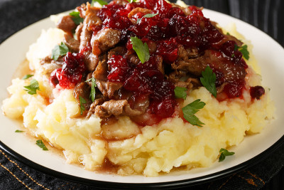 正宗的Poronkaristys鹿肉配土豆和越橘酱在盘子里特写。水平