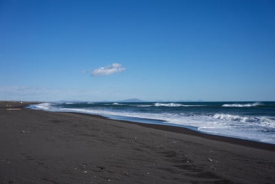 堪察加半岛阿拉提尔斯基火山海滩海景。