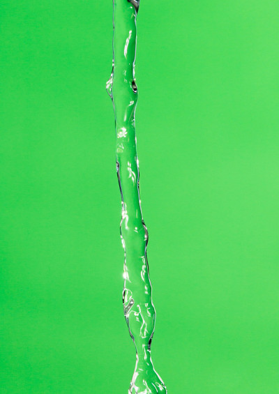 绿色背景上的水