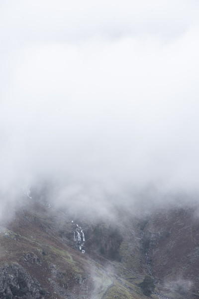 史诗般的冬季景观图像从侧Pike到Langdale Pike与低水平的云在山顶和忧郁的雾旋转