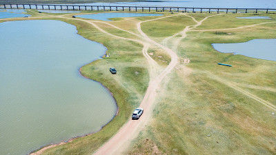空中看不见的铁路轨道浮动火车桥与白色汽车