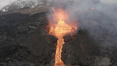 冰岛火山喷发鸟瞰图