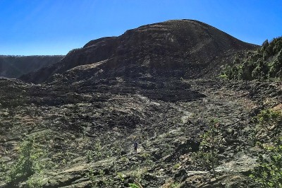 徒步穿越位于夏威夷大岛上的火山国家公园的火山口