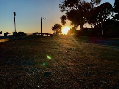在空旷的柏油路上的日落