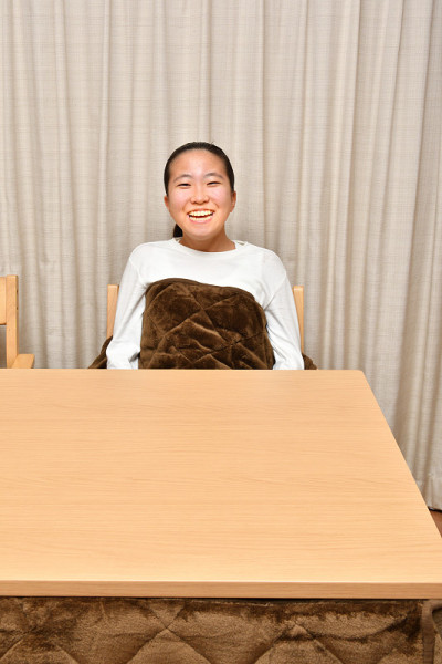 日本女孩有一个温暖的小tatsu