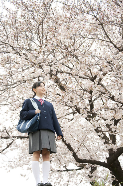 女子初中生站在樱花下
