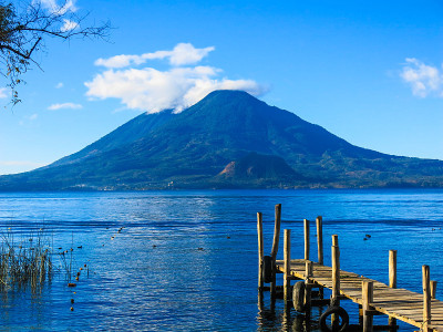 阿提特兰湖和火山