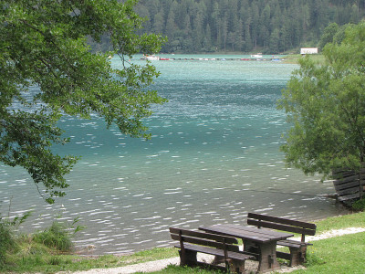 奥地利Weissensee湖公园长椅