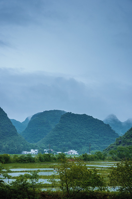 喀斯特山脉和乡村景色中的薄雾