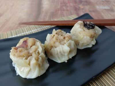 黑色盘子和筷子上的点心