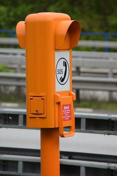 高速公路上的橙色紧急电话栏